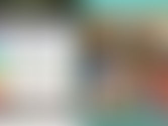 Eine Collage mit Menschen bei einem Workshop, in einem Stuhlkreis, in einem bunten Raum in Regenbogenfarben