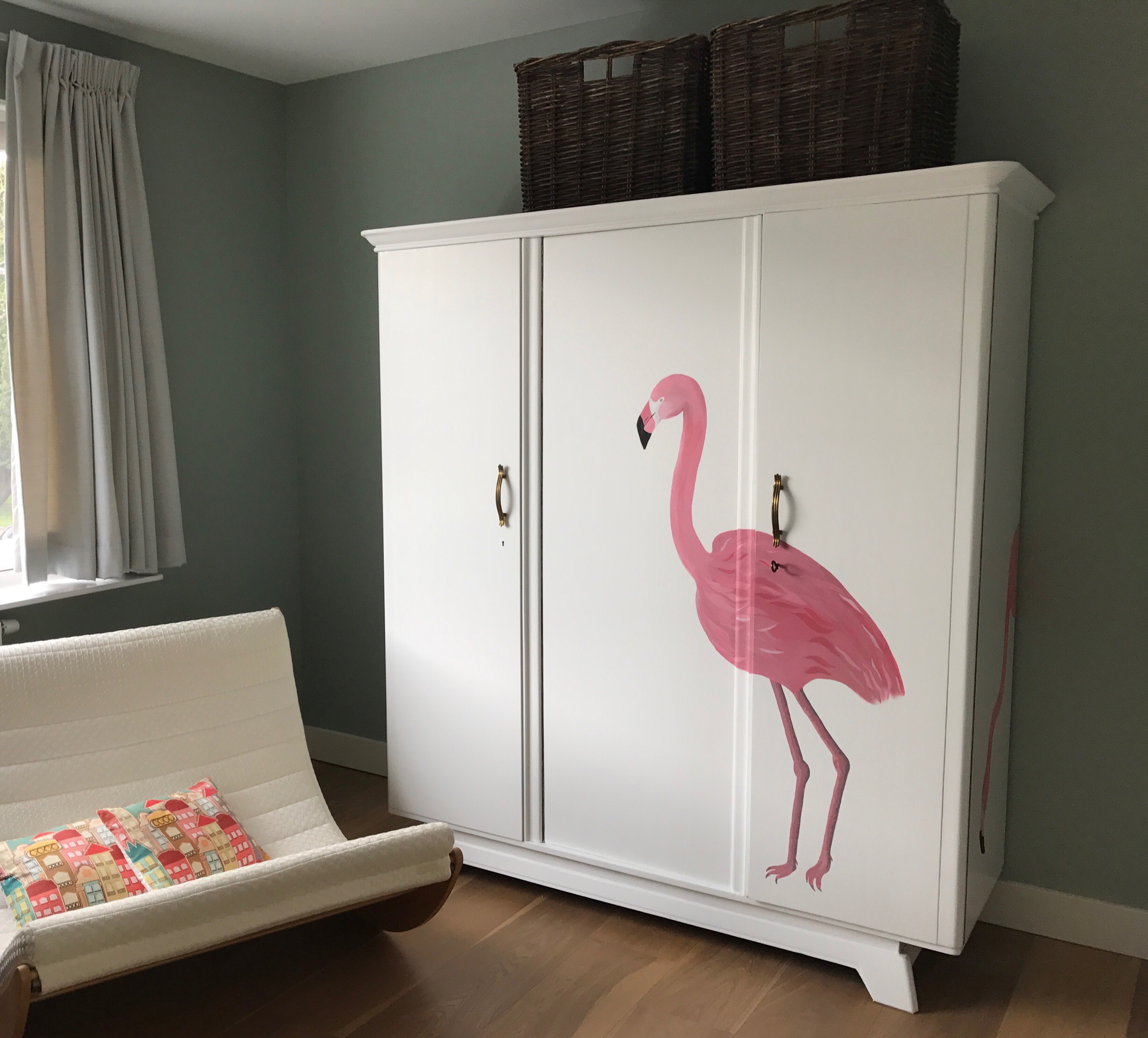 Flamingo op drie deurs linnenkast!