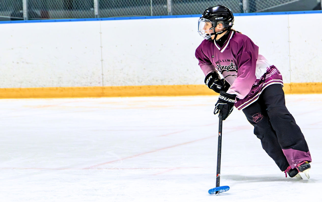 Helsinki Ringette tarjoaa seuratoimintaa ja ringeten pelaamismahdollisuuksia kaiken ikäisille ja kaiken tasoisille