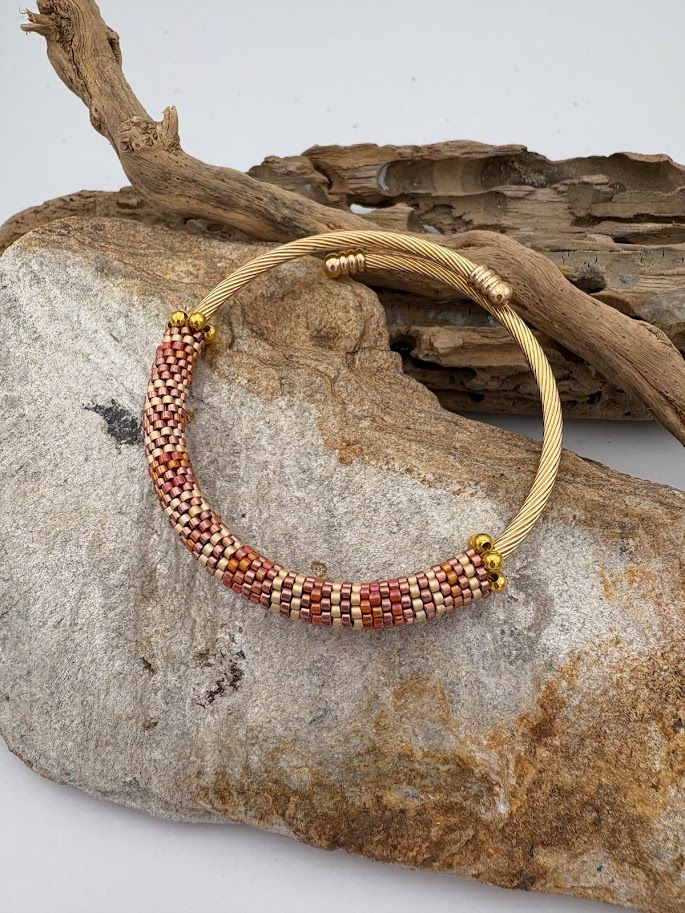 Miniature : bracelet cassie sur un support en acier inoxydable sur lequel est tissé un motif en perles miyuki