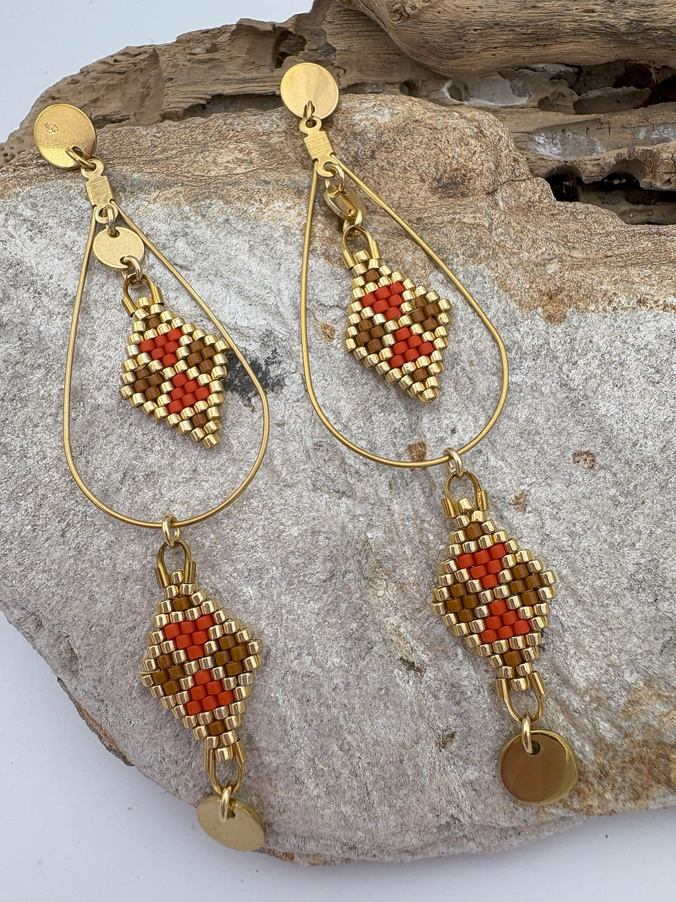Miniature : boucles d'oreilles elsi alliant harmonieusement les couleurs avec le doré