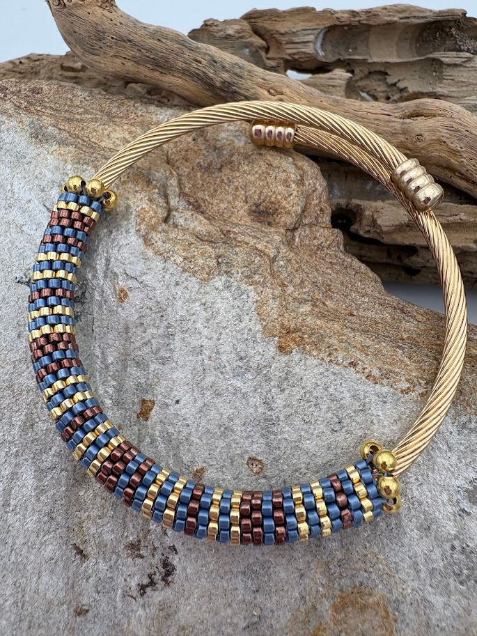 Miniature : bracelet cassie sur un support en acier inoxydable sur lequel est tissé un motif en perles miyuki