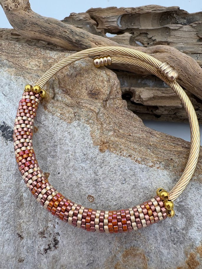 Miniature : bracelet cassie sur un support en acier inoxydable sur lequel est tissé un motif en perles miyuki
