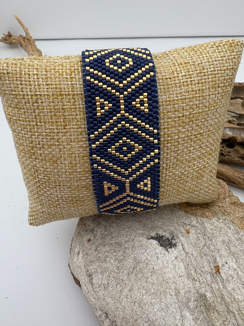 Vue rapprochée d’un bracelet Miyuki sur mesure posé sur un tissu doux