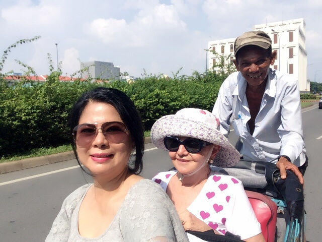 Ita and Kitty enjoying a taxi ride