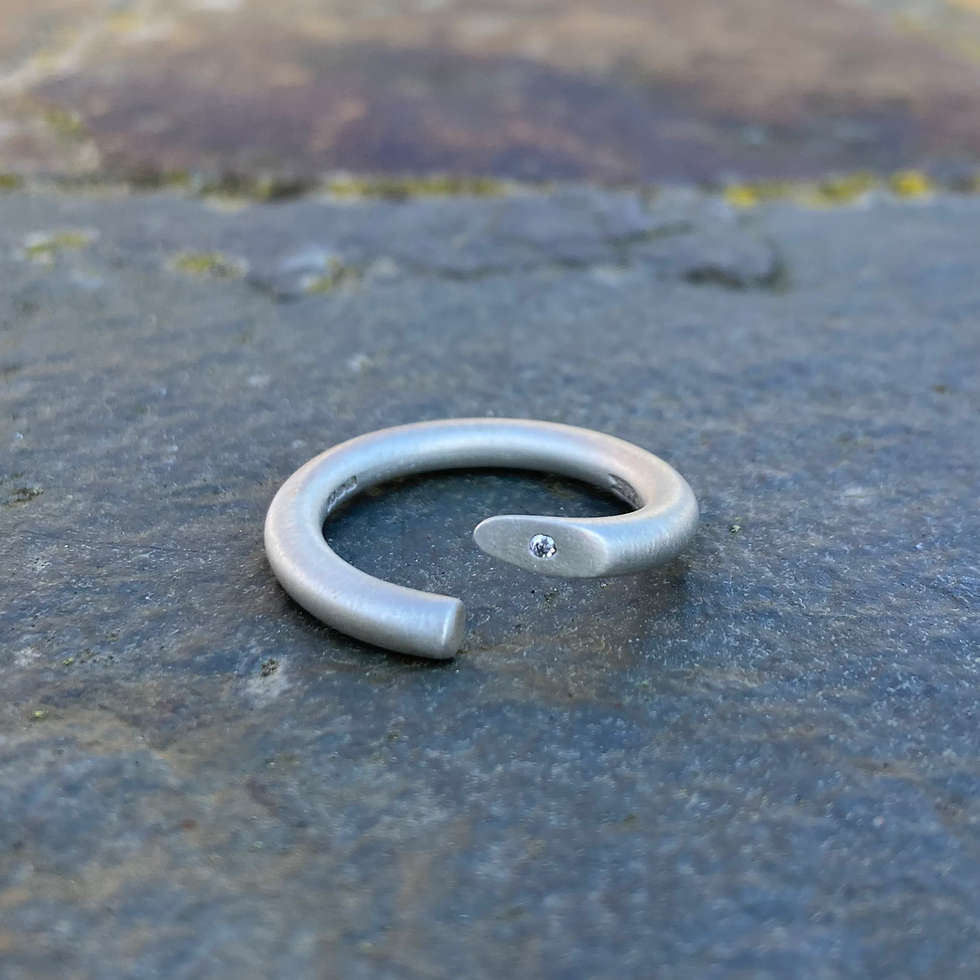 Twist ring with diamond