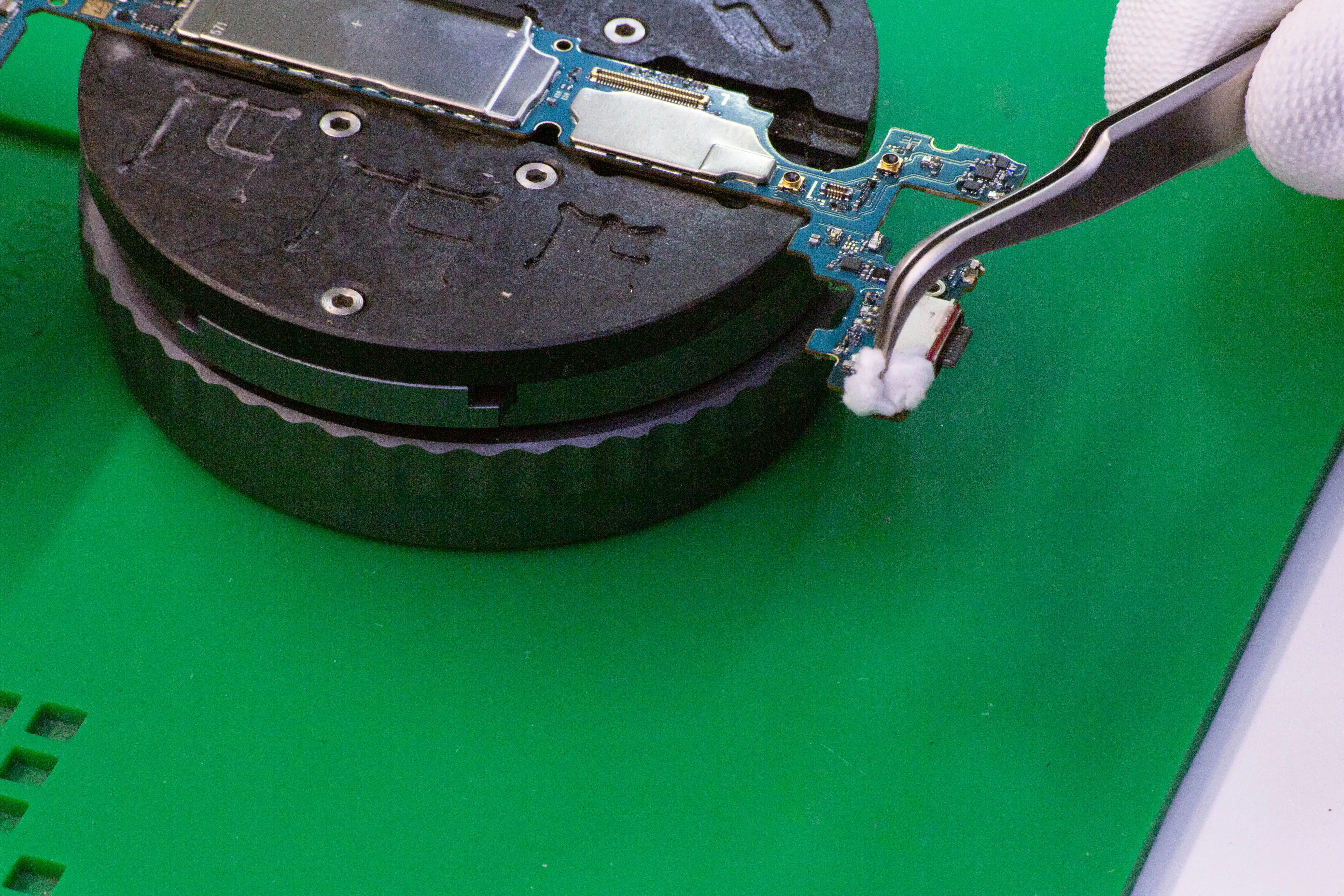 Czyszczenie pól lutowniczych przez serwisanta