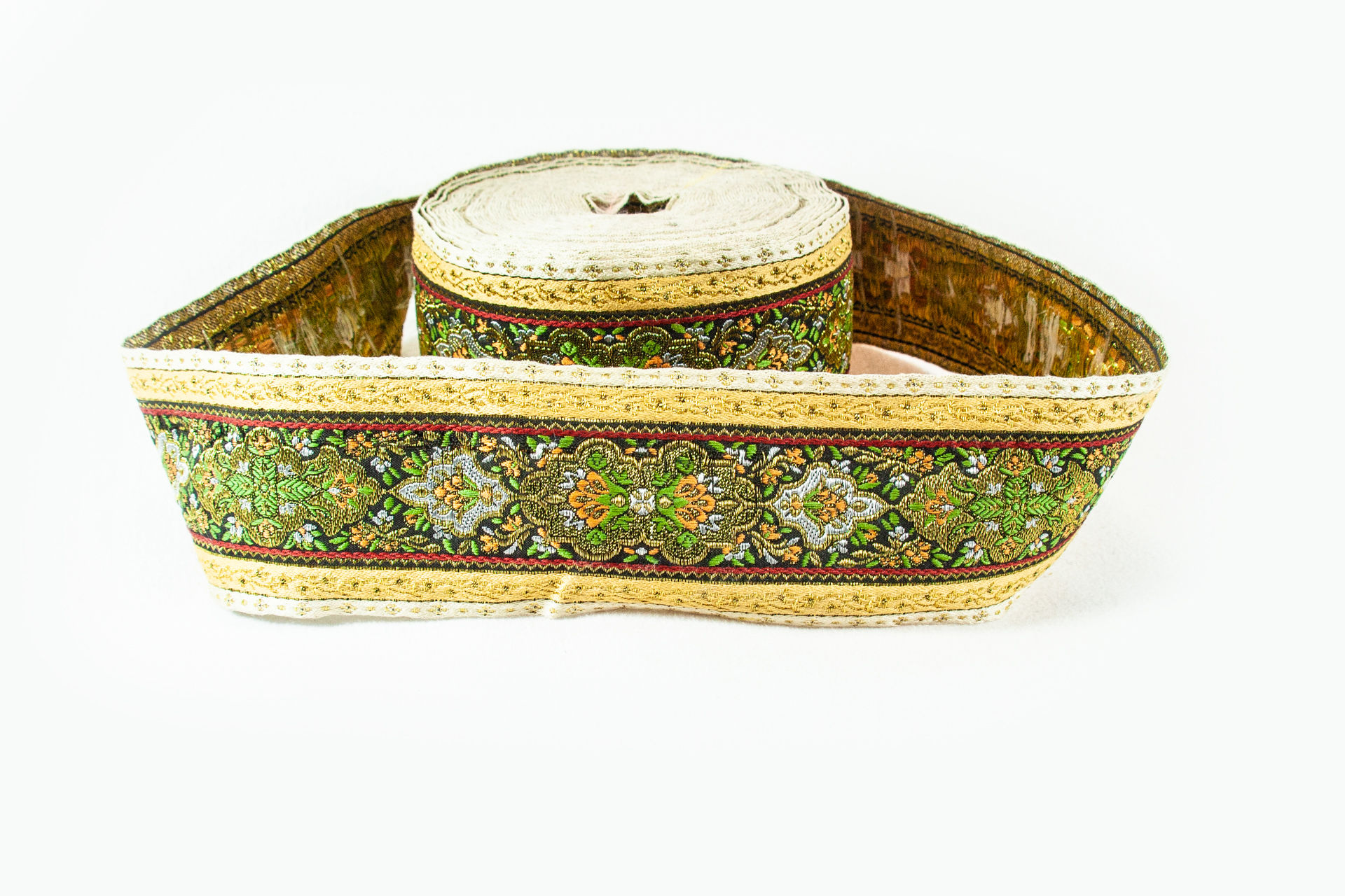 Breed geborduurd band