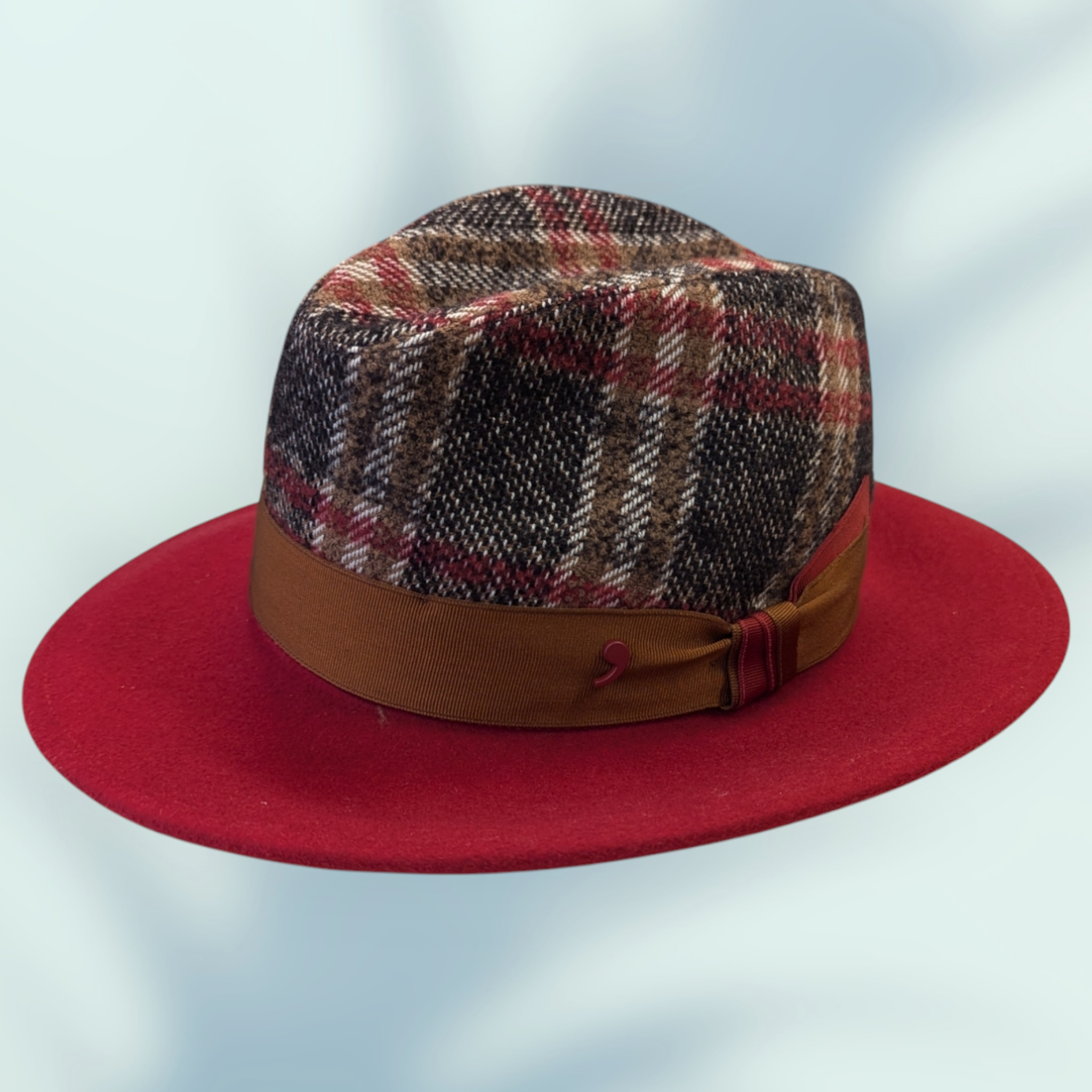 Fedora rood met een ruit