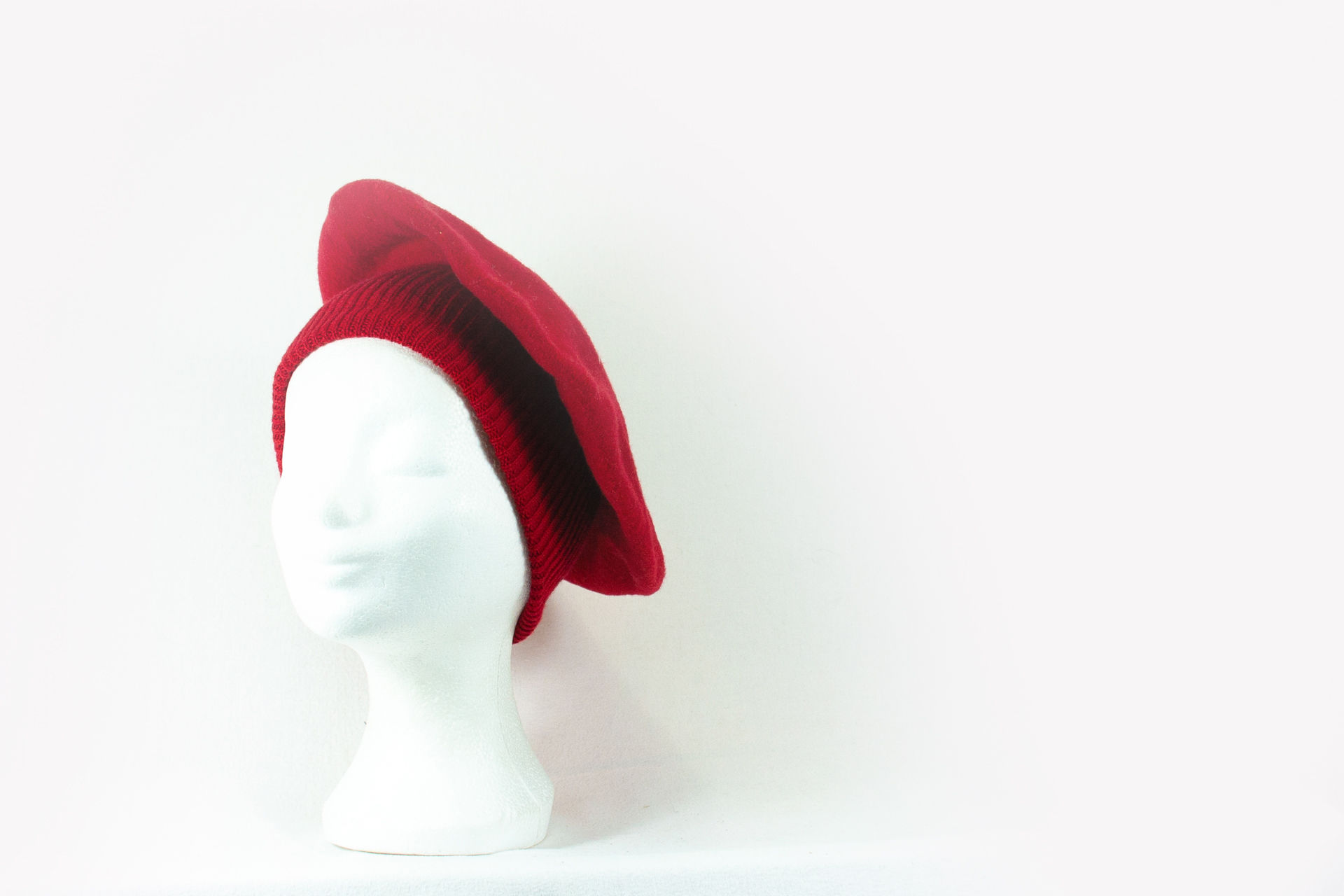 Vilten Baret rood met een hoge band