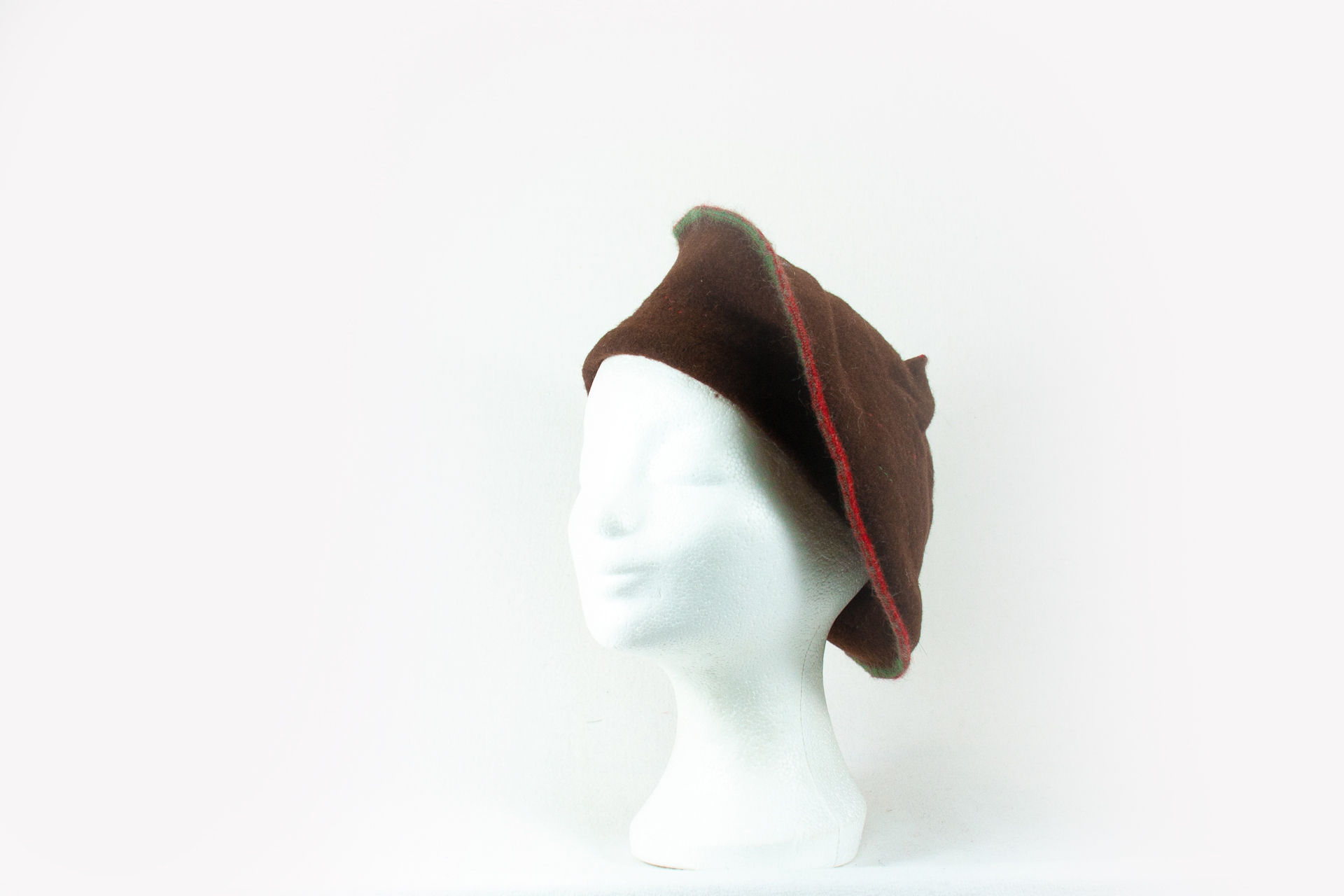 Geborduurde bruine vilten Baret