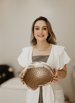 dra nathália chiochetta sebbe aplicand toxina segurando aparelho de ledterapia