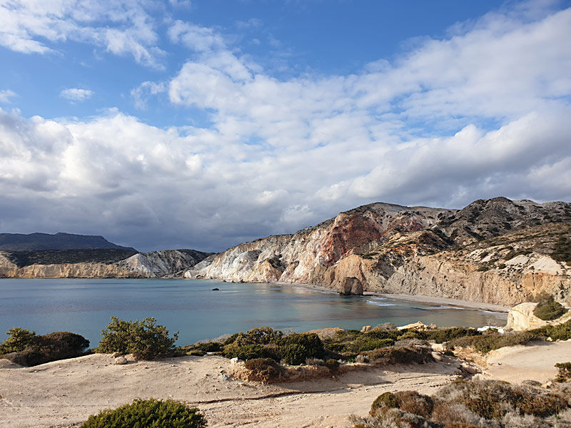 Pohled na pláž Fyriplaka s teplým pískem a klidnou vodou