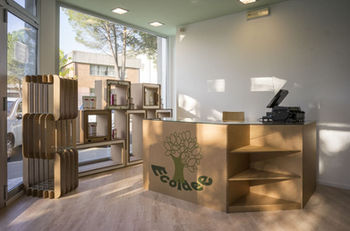 Aménagement boutique avec comptoir caisse en carton