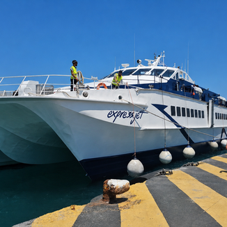 Πραγματοποιήθηκε το πρώτο δρομολόγιο του πλοίου μεταφοράς μεταναστών από τη Σούδα