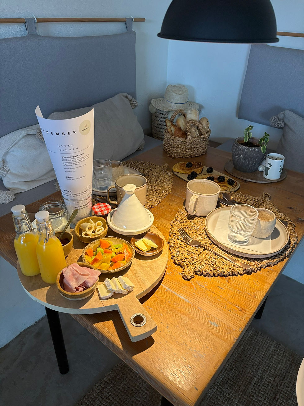 Gedekte ontbijttafel voor twee met verse huisbereide ingrediënten