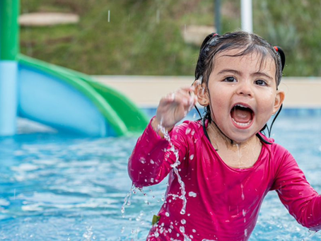 criança  se divertindo nas piscinas aquecidas do Vinhedo Plaza Hotel durante o Carnaval 2026