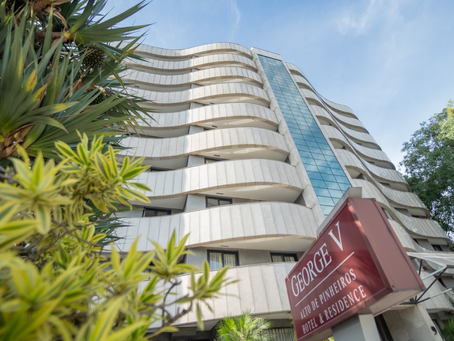 Vista elegante da fachada do George V Alto de Pinheiros, hospedagem ideal para celebrar o fim de ano em São Paulo.