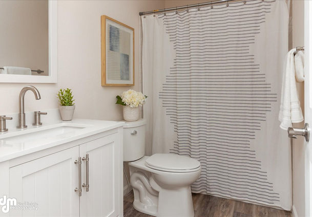 36-Upstairs Bath_IMG_5285.jpg