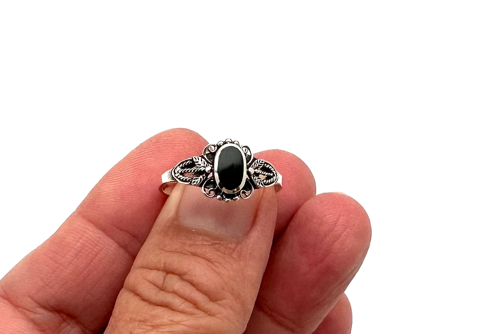 Thumbnail: Sr125 Silver Onyx Victorian Ring