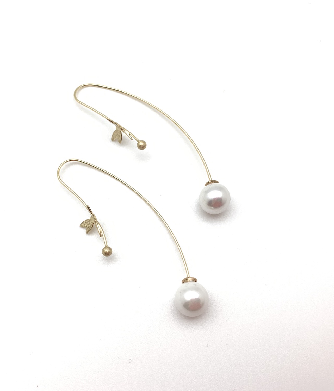 Thumbnail: EG435 Gold Tombo Pearl Swing Earrings