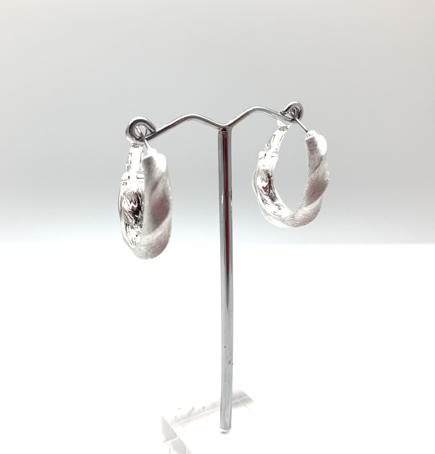 Thumbnail: ES423 Silver Wave Hoop Lever Back