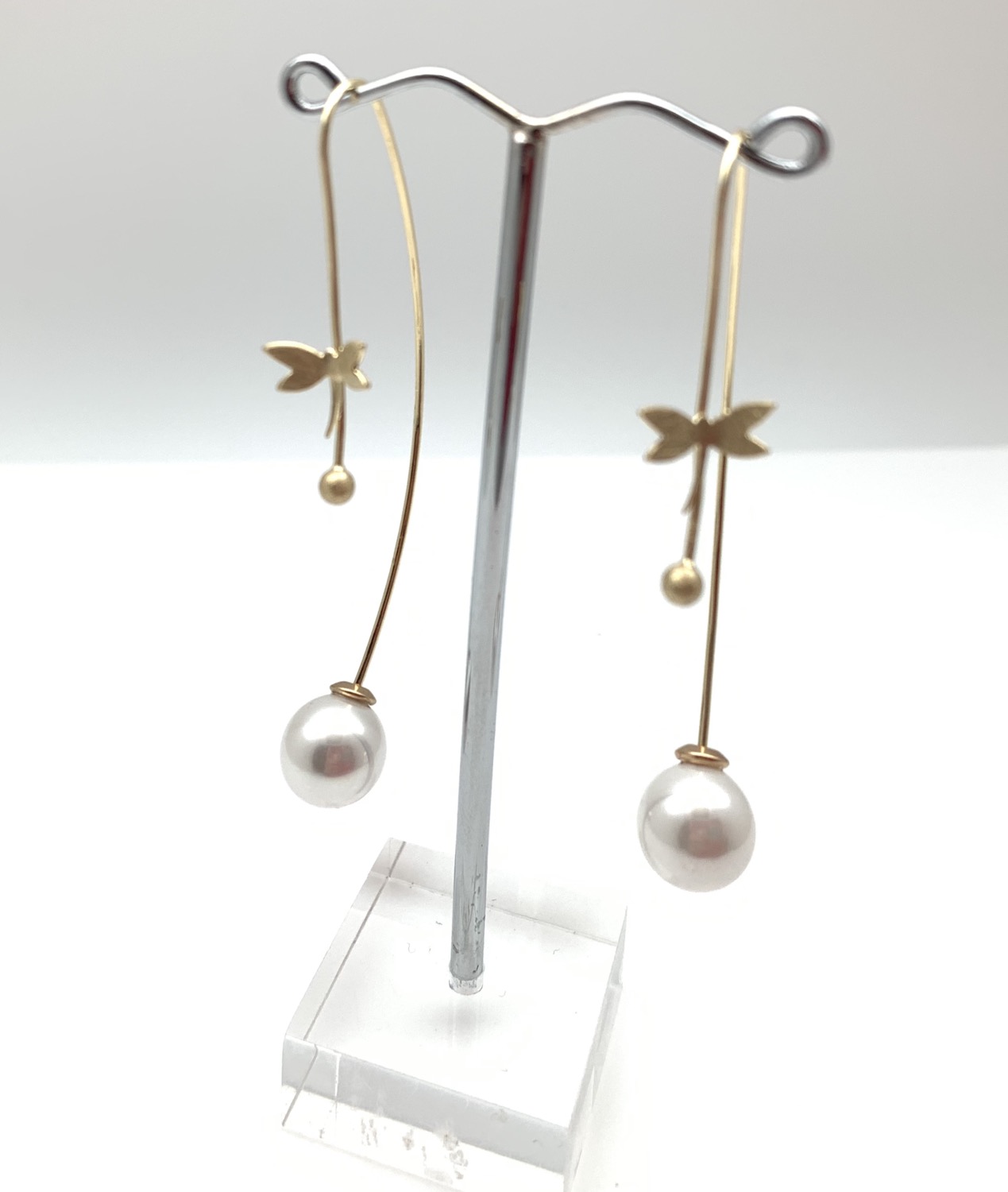Thumbnail: EG435 Gold Tombo Pearl Swing Earrings