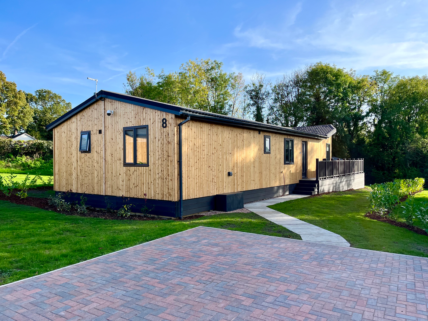 The Dean Lodge 4 bedroom 8 person luxury lodge hot tub decking garden views golf pets Forest of Dean Wye Valley Gloucestershire