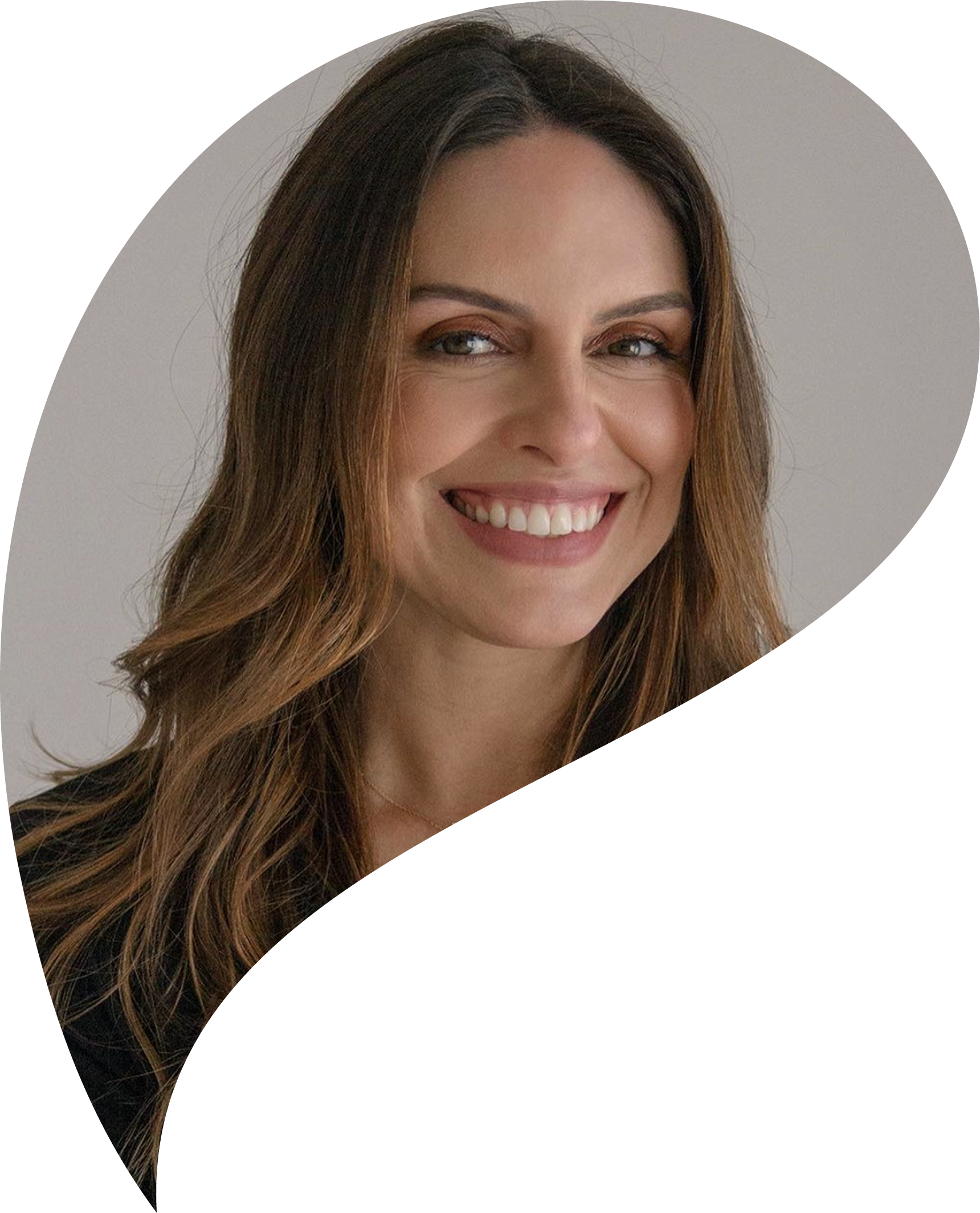 Foto da doutora Rebeca Gerhardt, médica ginecologista da clínica. Ela é caucasiana, cabelo loiro escuro e tem olhos castanhos
