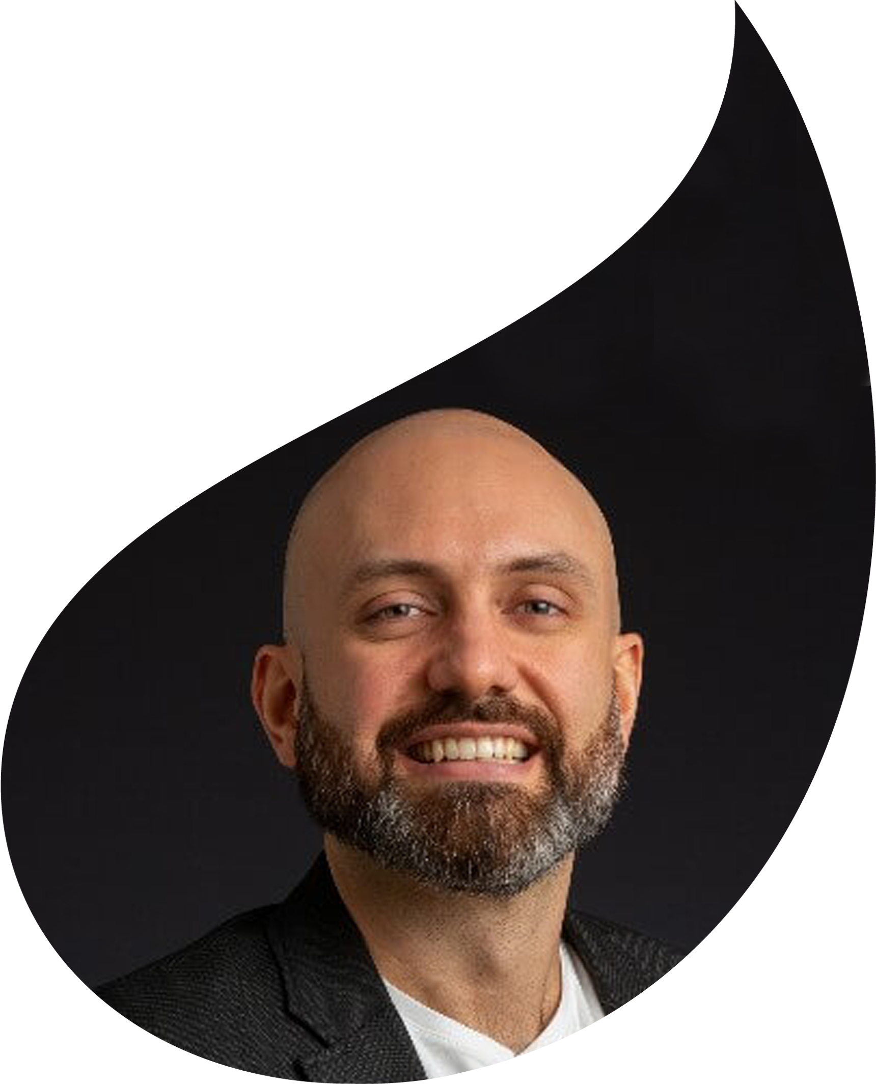 Foto do doutor Caio Bonadio, médico psiquiatra da clínica. Ele é careca e tem olhos claros.