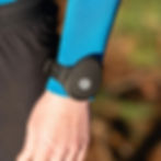 Sportif portant la balise GPS 4G SOS Elite EV07B en bracelet montre pour protection en activité physique.