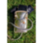 pochette-smartphone-doree-personnalisee-accessoire-femme-elegante-utilisation-exterieure