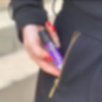 Spray de défense ID Sabre Red avec colorant UV. Protection compacte et légale pour femmes en jogging, marche ou déplacement.