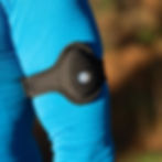 Homme portant un brassard sport avec balise GPS 4G SOS Elite EV07B pour protection et assistance en extérieur.