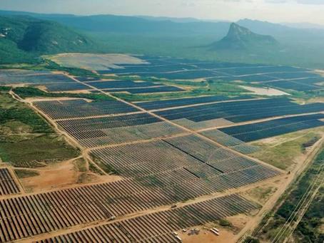 A imagem mostra um grande complexo de painéis solares, que é a Usina Solar Santa Luzia, um dos maiores projetos de energia solar fotovoltaica do Brasil