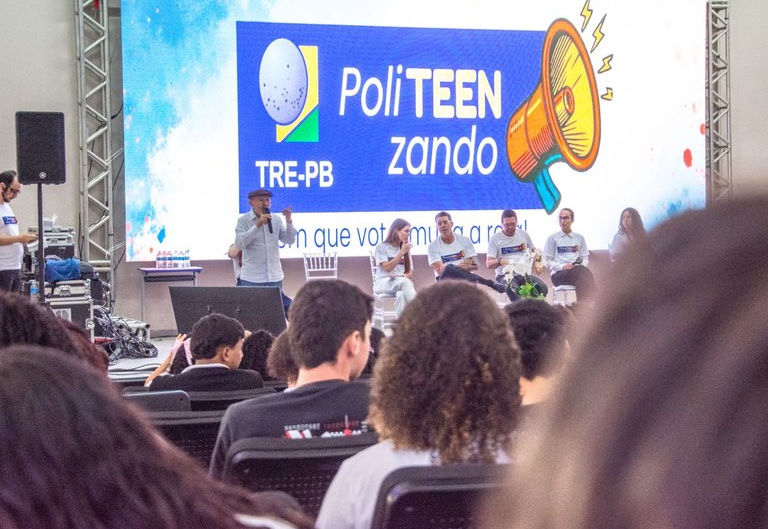 Conheça o PoliTEENzando: Uma estratégia para incentivar os jovens a se engajarem no processo democrático