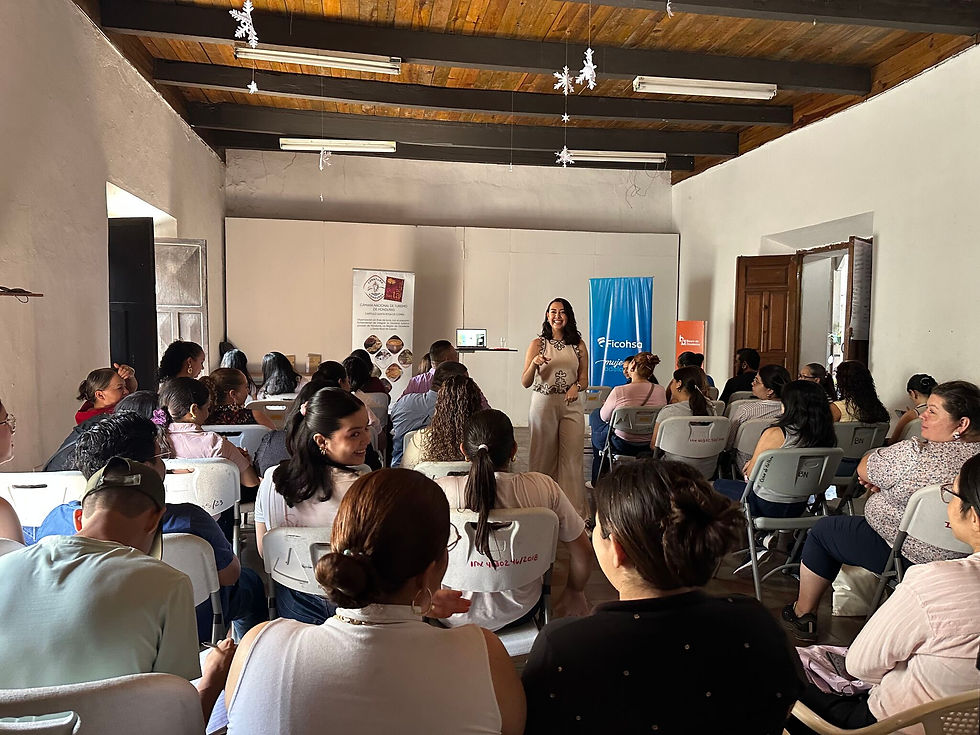 Ficohsa Mujeres Adelante en alianza con Agora Partnerships desarrollan capacitación Crecer Creando Comunidades Digitales