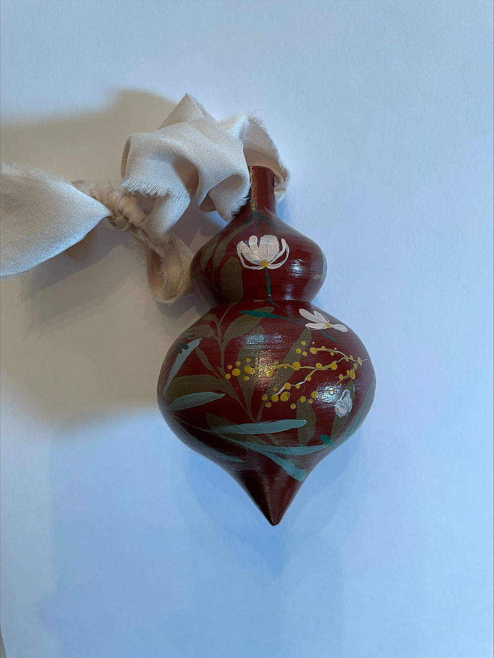 L'ornement rouge floral Ornement décoratif Polymère biodégradable