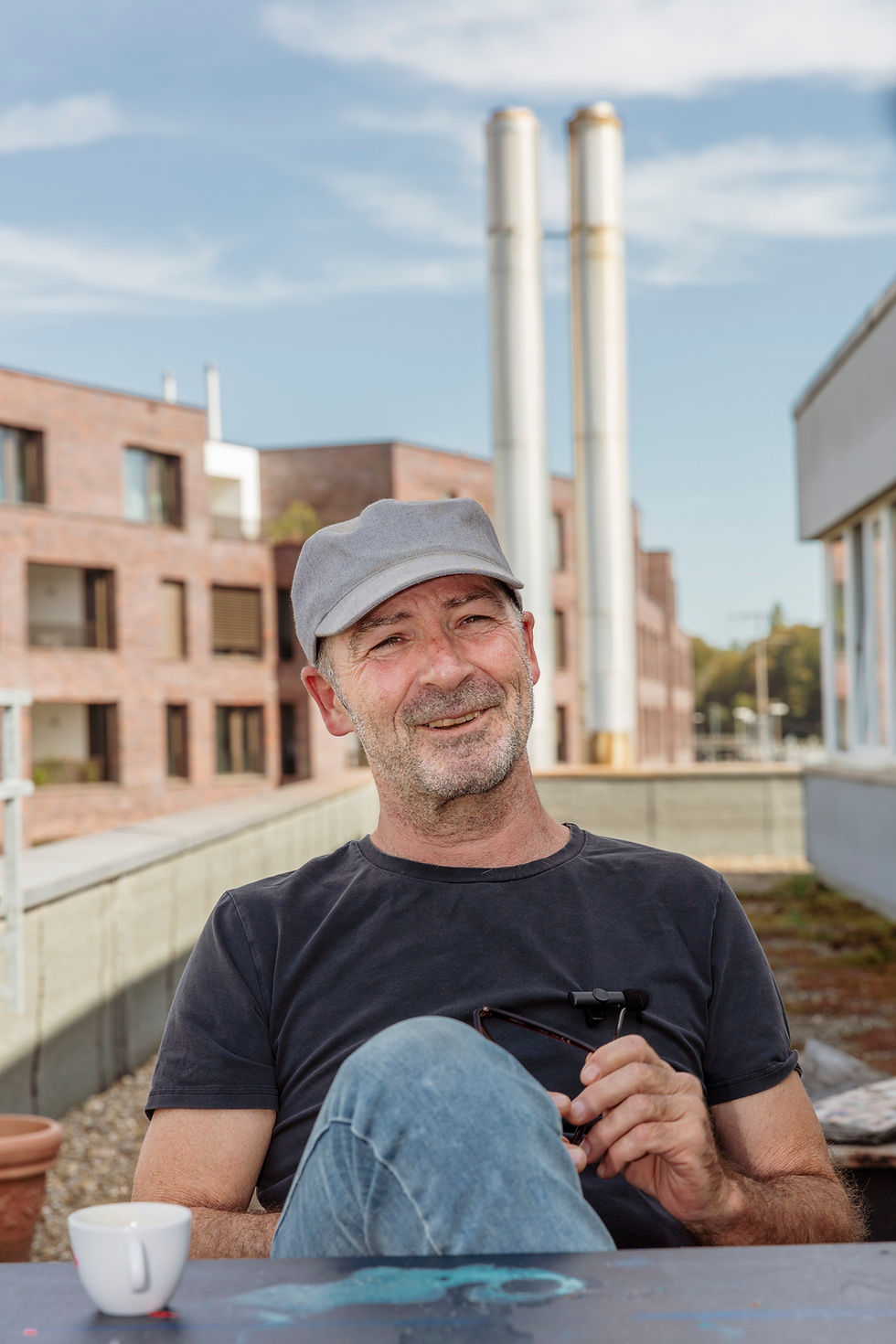Steph Hermes auf dem Balkon seines Ateliers in Rheinfelden