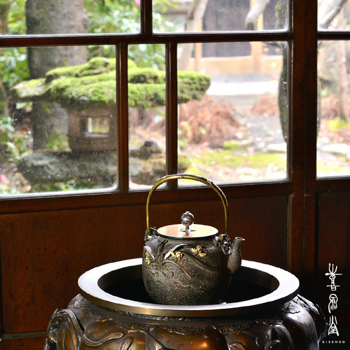 蘭に蟹鉄瓶 | 喜泉堂