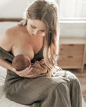 Foto van moeder die haar baby borstvoeding geeft