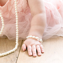 Baby met babyarmbandje van Petit Lamour