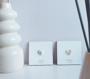 unieke gepersonaliseerd tegeltjes voorzien van moedermelk hartje en babyhaartjes