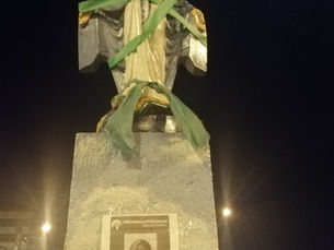 El bloque feminista nacional cubrió con pañuelos verdes las estatuas de Quito