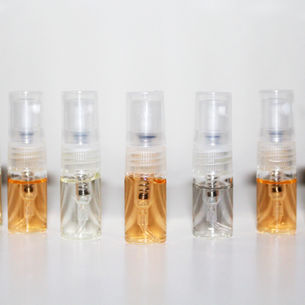 Savuxè Discovery Set perfume samples on display, showcasing the Chevalier and Céleste fragrances.