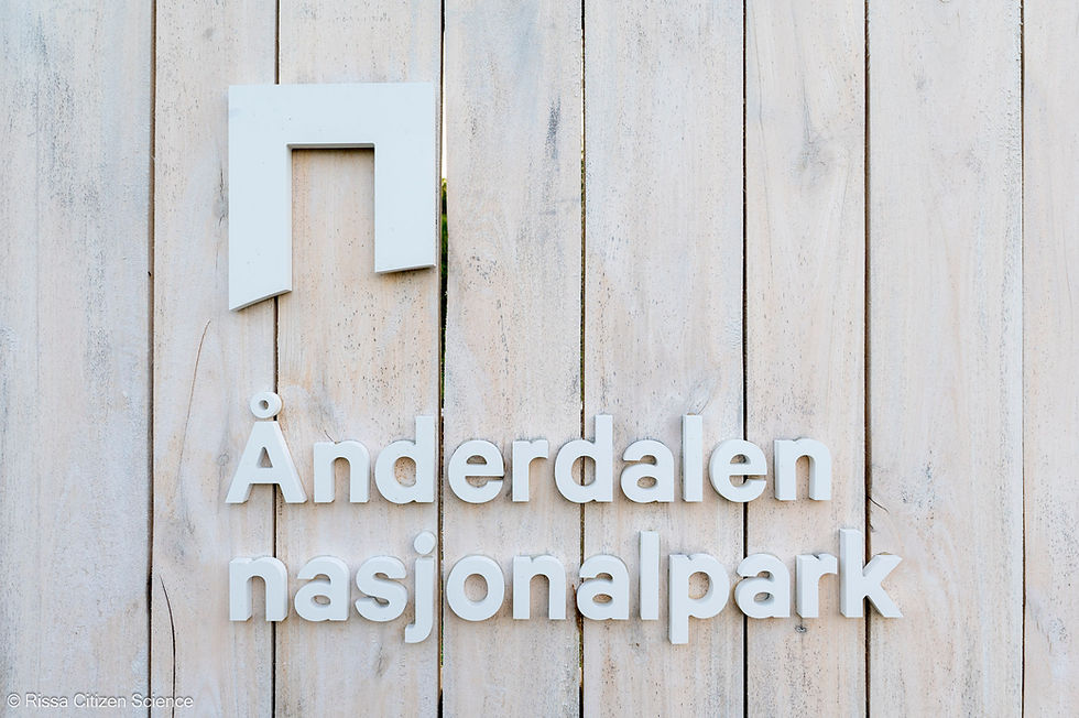 Ånderdalen nasjonalpark-skilt i Tranøybotn, Senja.