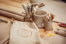 Pottery painting workshop keramiek schilderen tafel