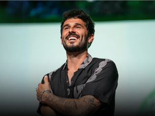 Antoñito Molina sorprende en la gala de Medallas de Sevilla 2025 con el estreno de su canción 'Sevilla'