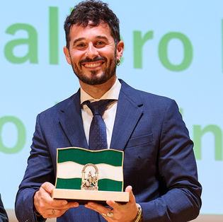 Antoñito Molina galardonado con la 'Bandera de Andalucía de las artes' del 28-F