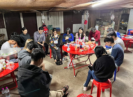 Mae Salong-team prayer